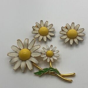 Albert Weiss Beautiful Demi-Parure Daisy Brooch & Earrings Set